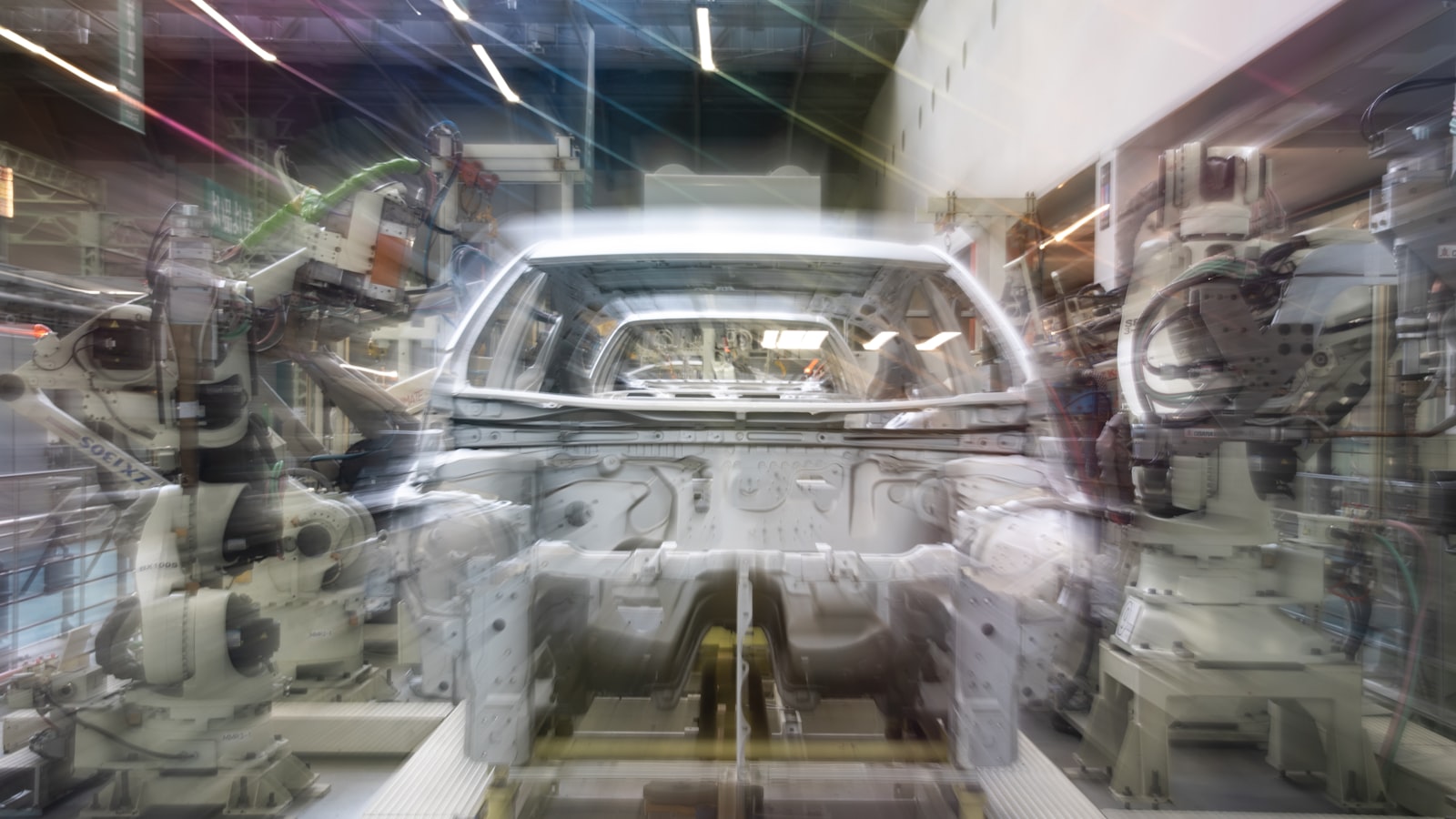 Automatisierte Roboterarme als Symbol für Agentic Marketing