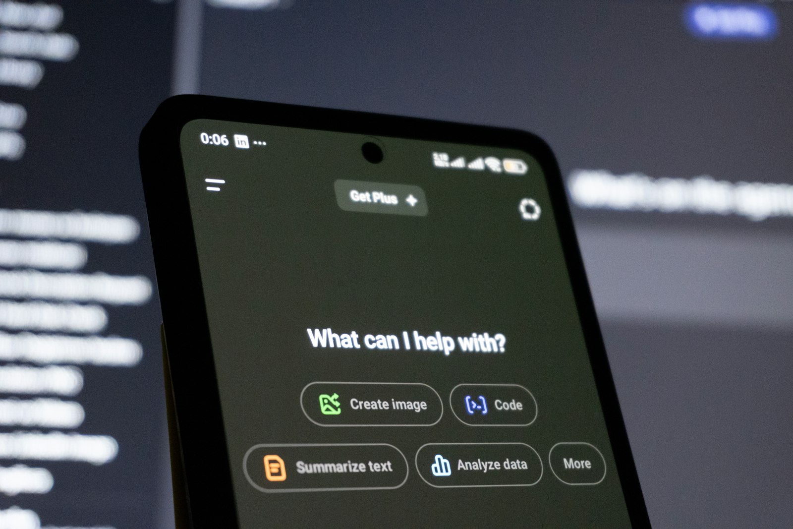 Smartphone mit ChatGPT-Chatinterface