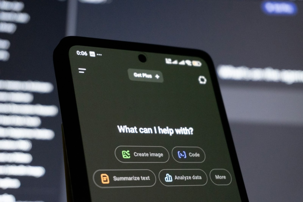 Smartphone zeigt ChatGPT-Chatinterface