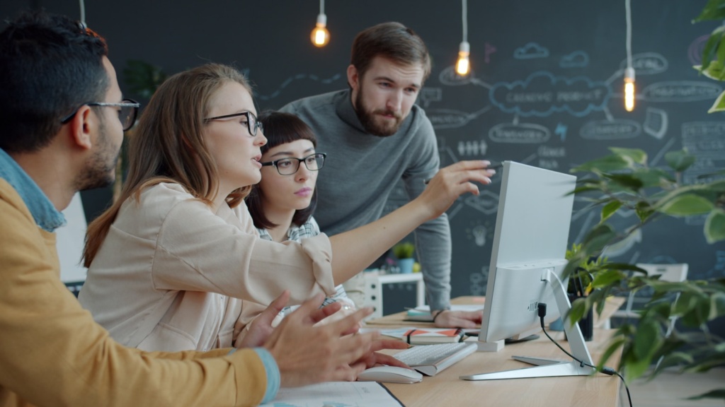 Marketingteam bei der Arbeit, Symbolbild für KI-Tools in Agenturen
