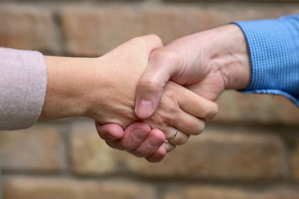 Geschäftlicher Handschlag, Symbolbild für Vertrauen im B2B-Marketing