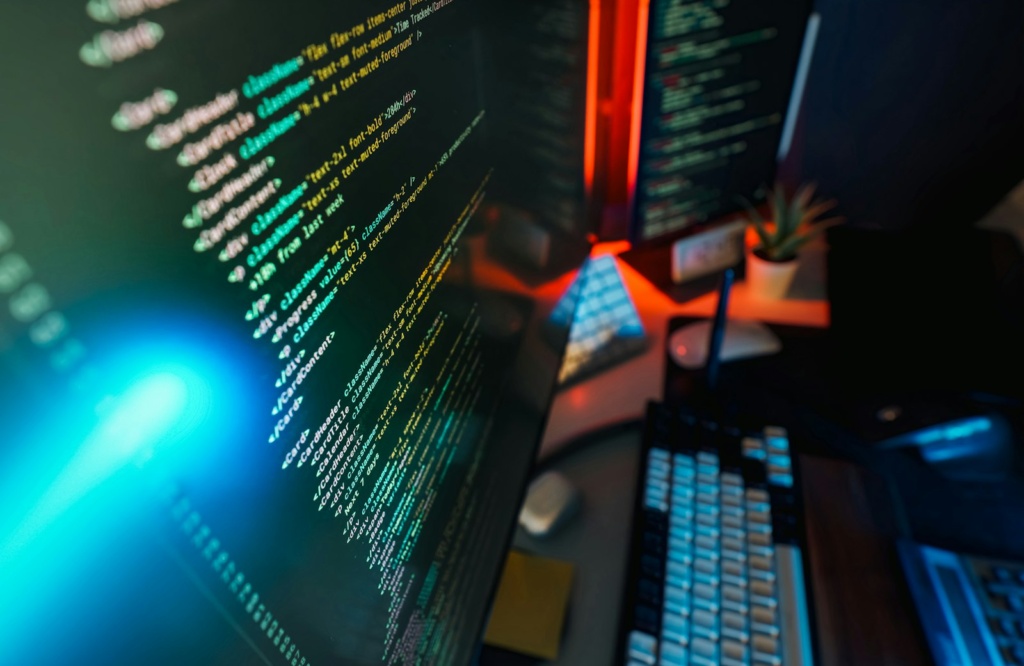 Programmiercode am Bildschirm, Symbolbild für WordPress-Automatisierung mit KI