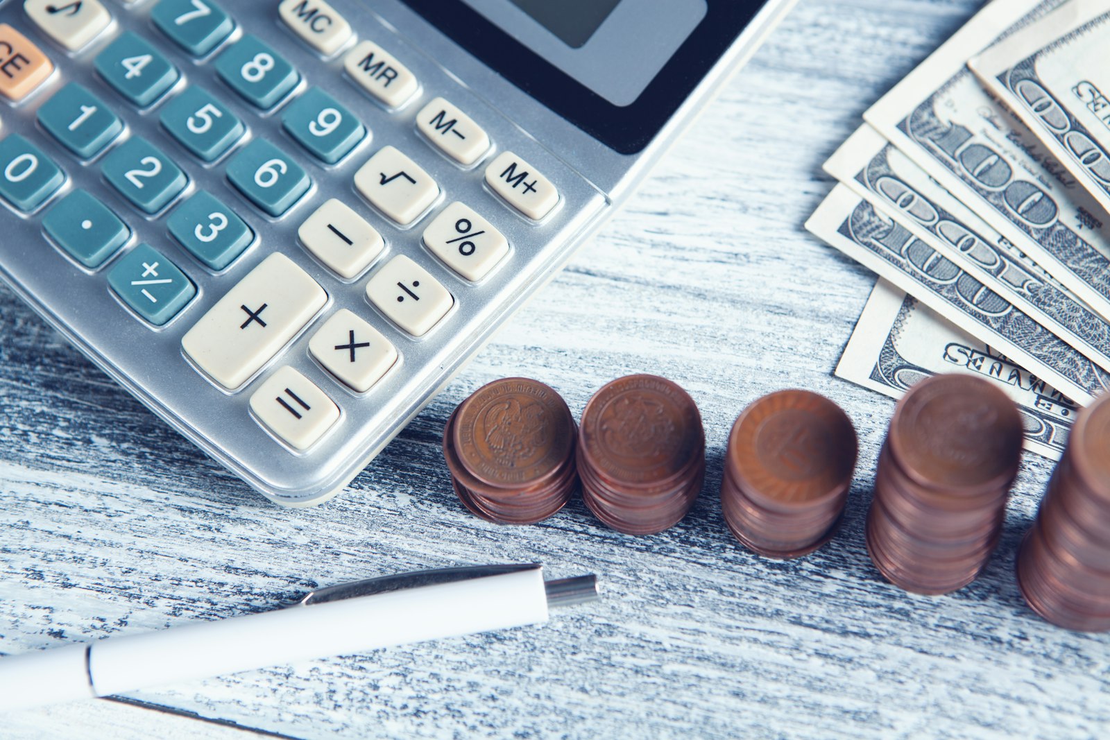 Taschenrechner und Geld als Symbol für Online-Marketing-Kosten